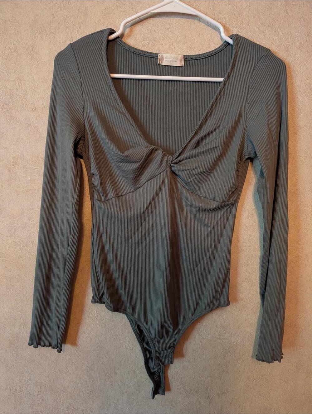 ALTAR'D STATE green ribbed long sleeve twist bodysuit sz M